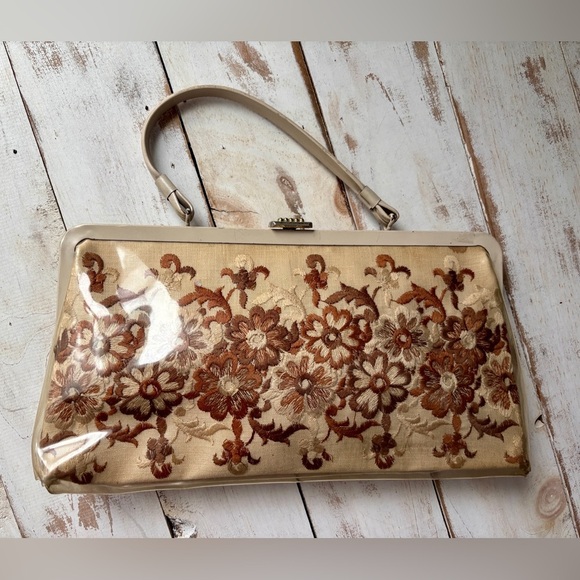 Unique Vintage Handbags - 1960s vintage floral tapestry handbag grannycore purse metal frame clutch Unique